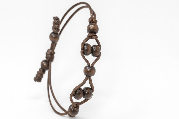 دستبند دستساز با مهرههای چوبی و بند بافتی روی زمینه سفید