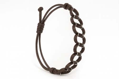 دستبند دستساز با بند بافتی قهوهای و حلقههای نقرهای روی زمینه سفید