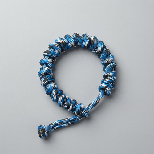 «دستبند پاراکورد با رنگهای آبی، مشکی و سفید با بسته شدن حلقه و گره»